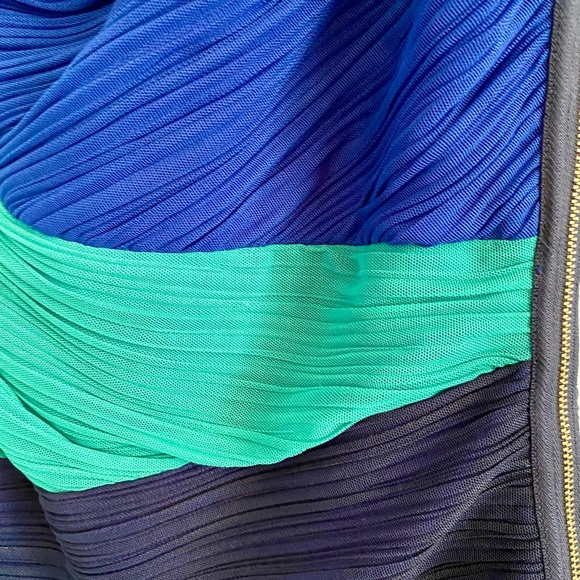 BcbgMaxazria One Shoulder Bodycon Dress Colorblock Blue Mini Dress Size Xsmall - Picture 5 of 7